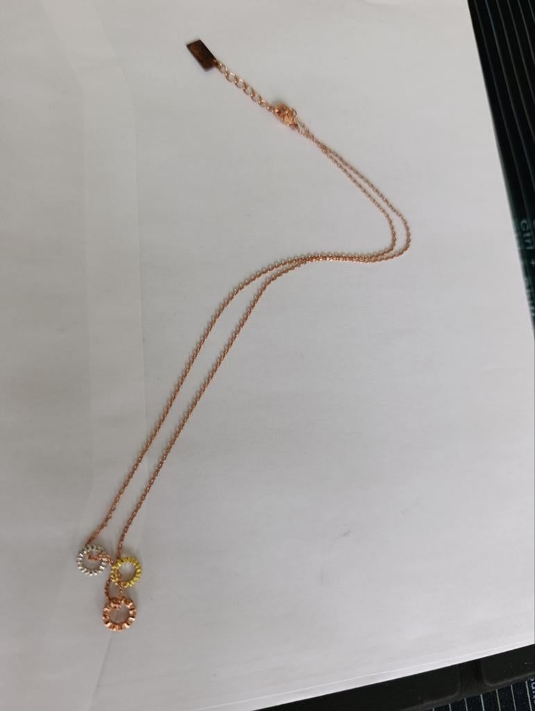 Elegante ketting met drie ringen in verschillende kleuren, Sieraden, Tassen en Uiterlijk, Ophalen of Verzenden, Zo goed als nieuw