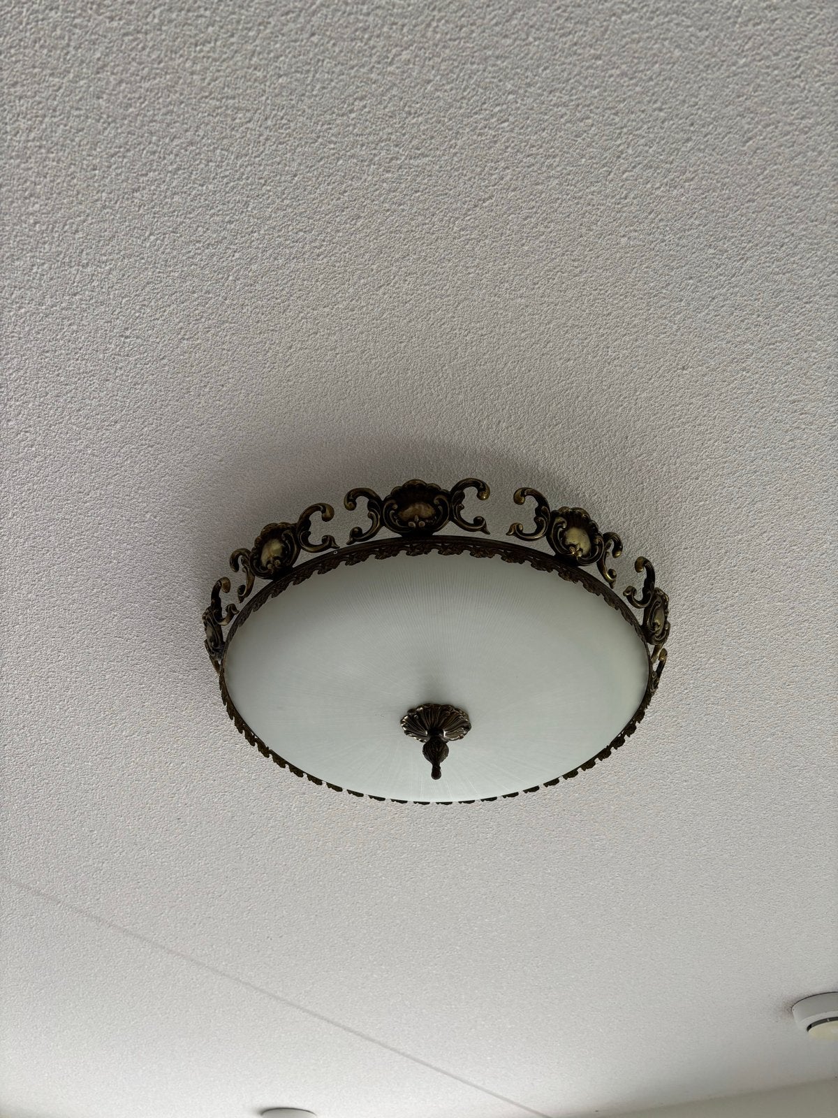 Antieke koperen plafondlamp met mat glas en sierrand, Ophalen
