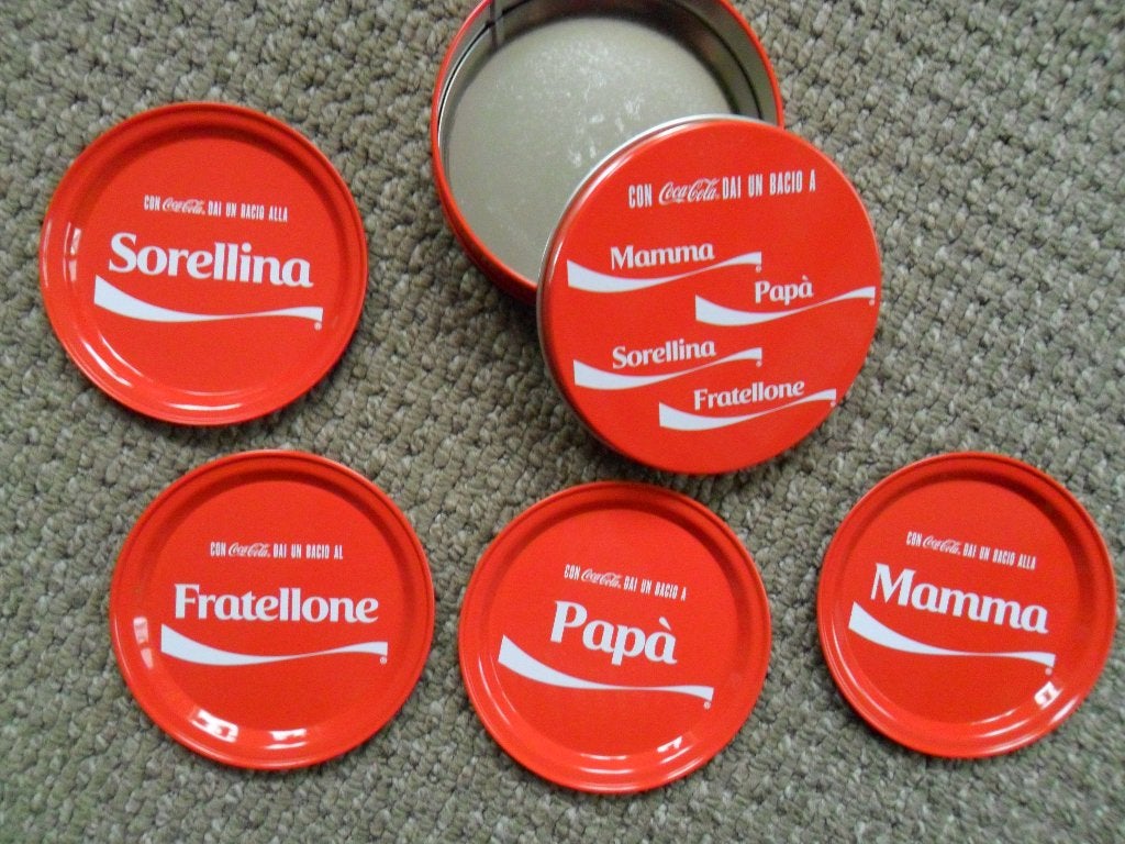Coca Cola: blikje met 4 onderzetters (Italiaans), Ophalen of Verzenden, Nieuw, Gebruiksvoorwerp
