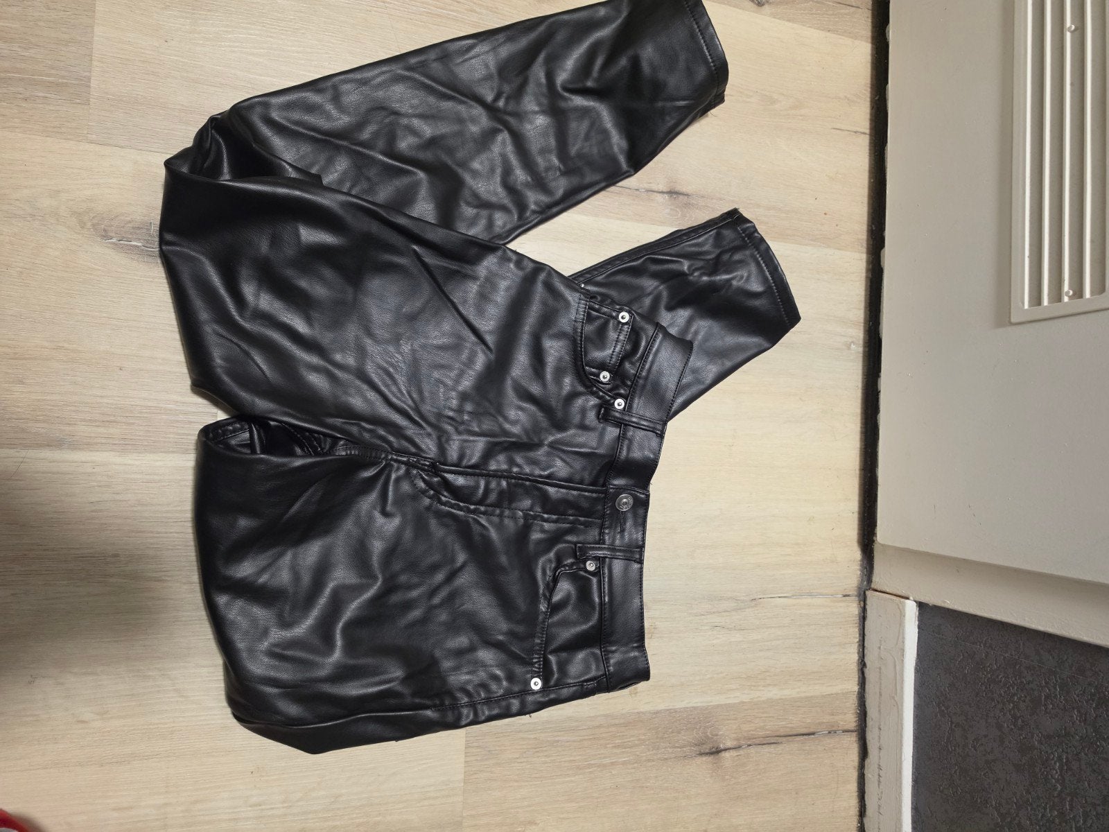 H&M Divided Zwarte Imitatie Leren Broek Maat 36, Zwart, H&M Divided, Ophalen of Verzenden, Zo goed als nieuw