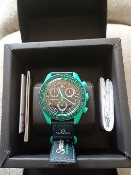 Swatch x Omega Moonswatch Mission on Earth, Sieraden, Tassen en Uiterlijk, Horloges | Heren, Kunststof, Polshorloge, Nieuw, Ophalen of Verzenden