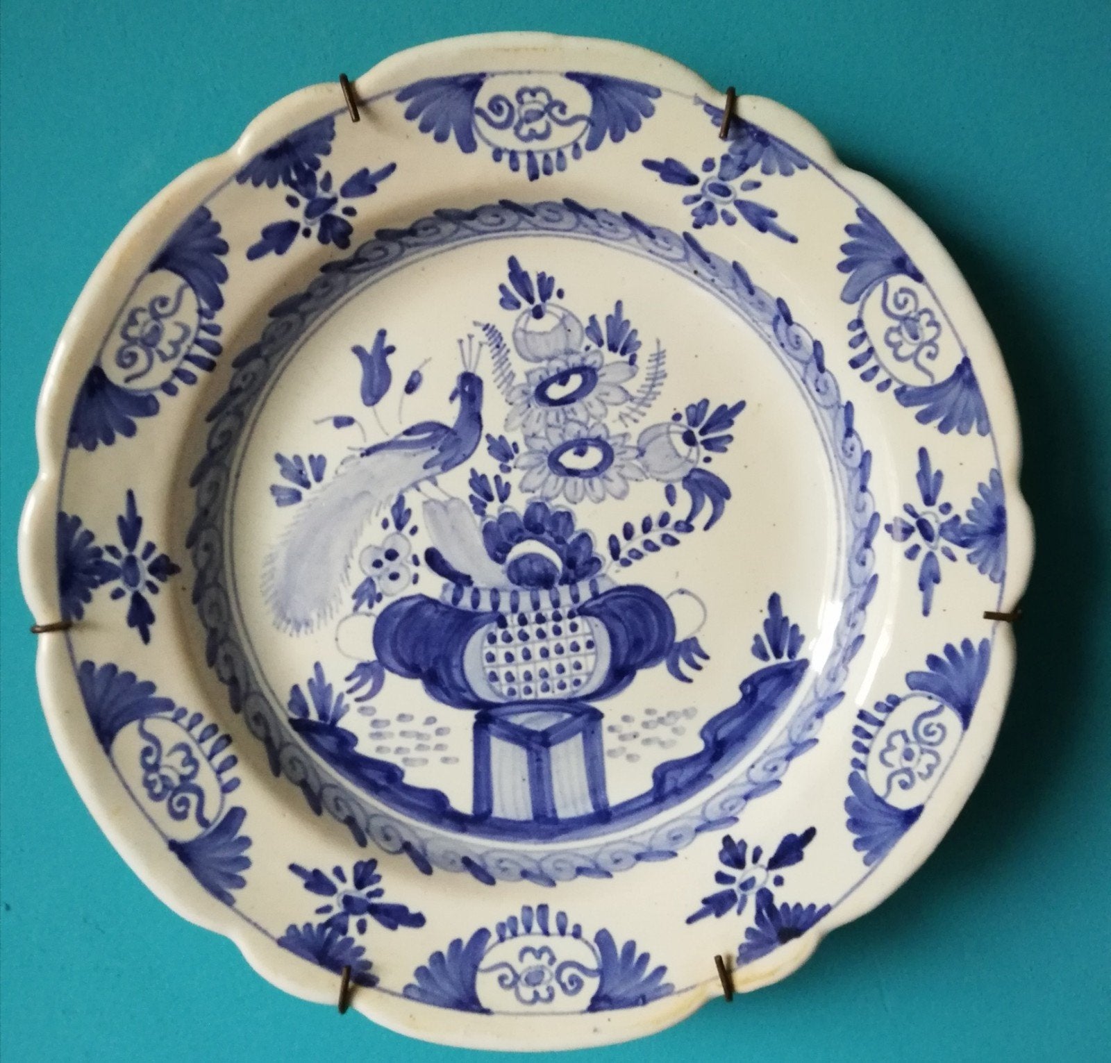 Wandbord. Delft. Pauw/floraal. Handpainted. 32 cm., Ophalen