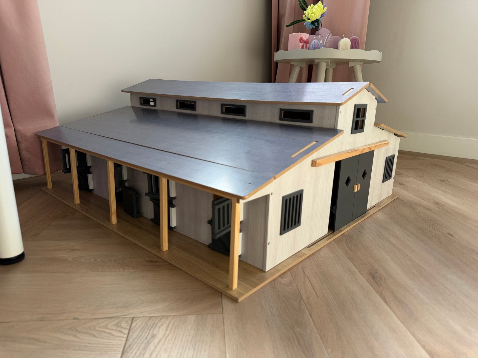 Kids Globe Paardenstal 7 Boxen met Weiland Schleich 1:24, Ophalen, Zo goed als nieuw, Jongen of Meisje