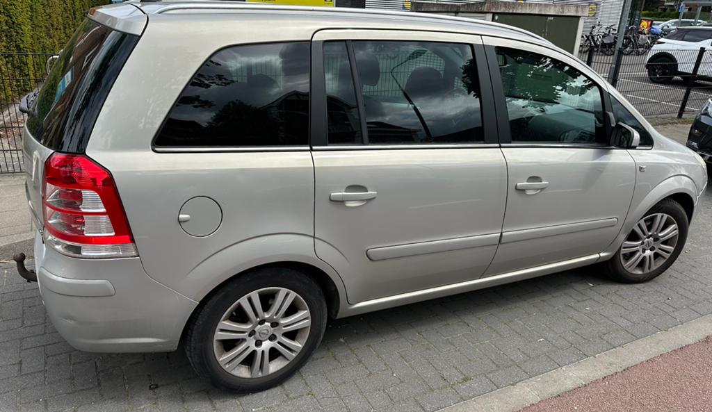 Opel Zafira 1.8 Cosmo - 140 pk - 103 KW - APK t/m 14-02-2027, Auto's, Opel, Voorwielaandrijving, Automatische klimaatregeling