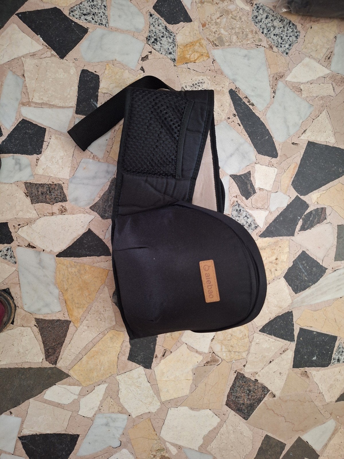 Zwarte heupdrager voor baby's - Ergonomisch en comfortabel, Kinderen en Baby's, Babydragers en Draagdoeken, Zij, Zo goed als nieuw