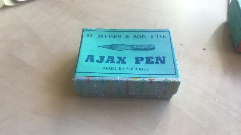 Doosje met 72 kroontjespennen - Ajax pen - Meyers & Son, Verzamelen, Pennenverzamelingen, Ophalen of Verzenden, Zo goed als nieuw