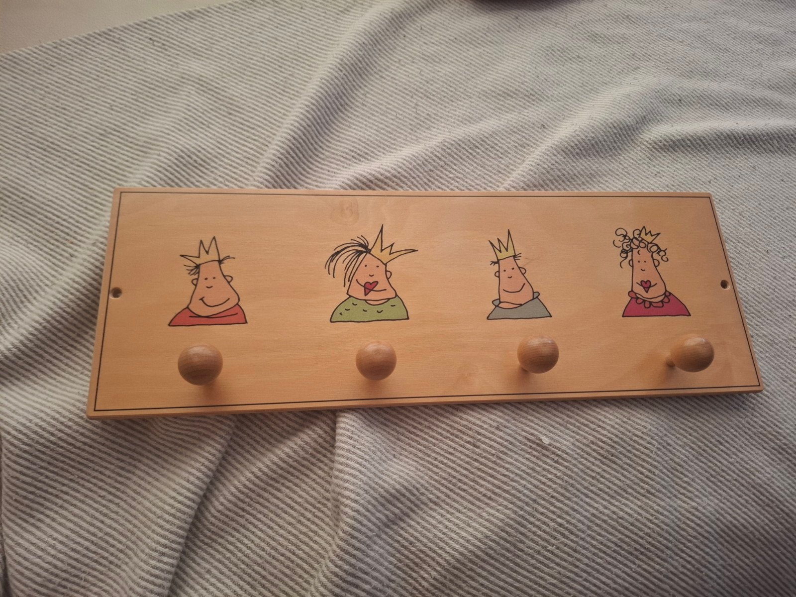Leuke houten kinder kapstok met prinsen en prinsessen, Gebruikt, Ophalen of Verzenden, Minder dan 100 cm, Kinderkapstok