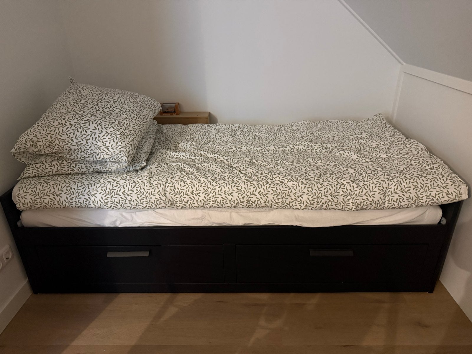 IKEA Brimnes bedbank met 2 matrassen - Zo goed als nieuw, Ophalen, Zwart, Tweepersoons, Zo goed als nieuw