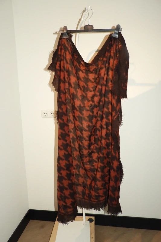 Leon & Harper grote wollen shawl in ruiten print najaar, Kleding | Dames, Verzenden, Zo goed als nieuw, Sjaal, Maat 46/48 (XL) of groter