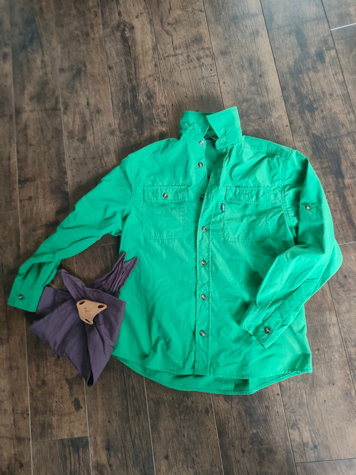 Scoutingblouse maat 146 met aubergine das en dasring, Verzamelen, Scouting, Ophalen of Verzenden, Gebruikt, Kleding