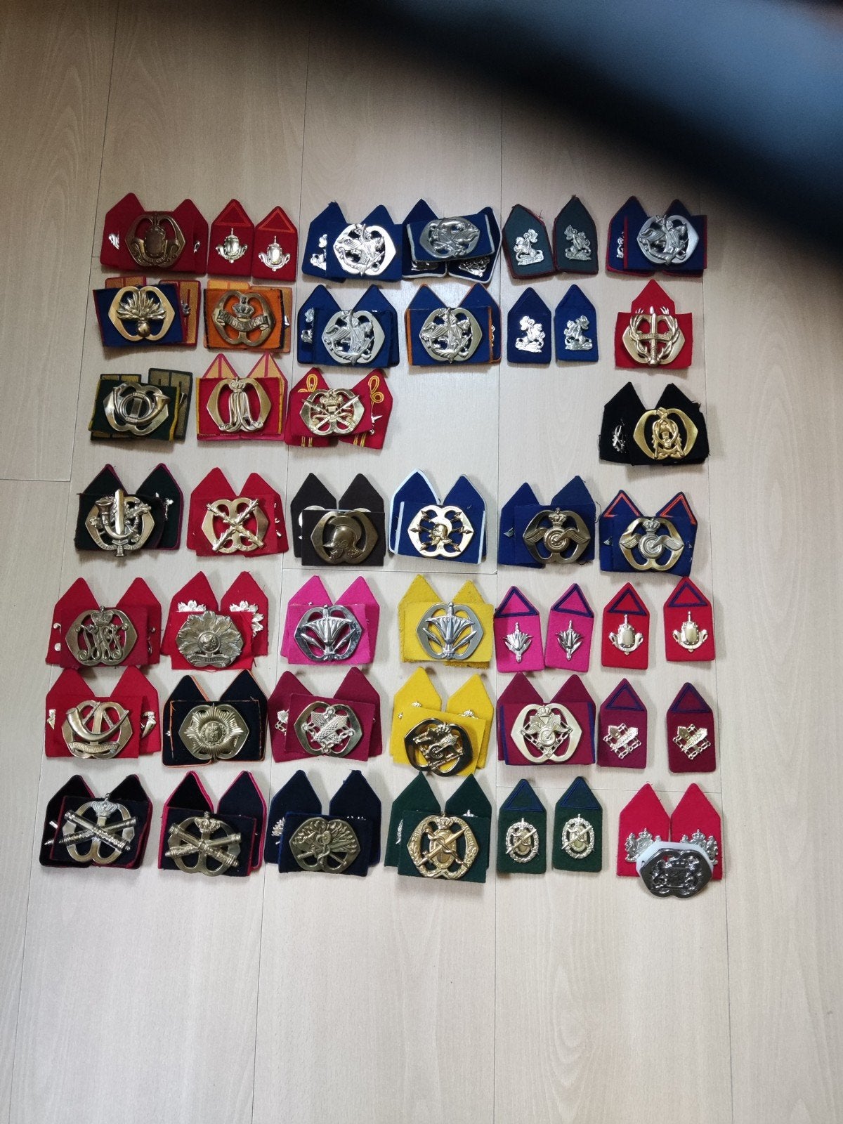 Baretemblemen(11 en41 zijn verkocht) en of kraagspiegels., Verzamelen, Ophalen of Verzenden, Landmacht, Nederland, Embleem of Badge