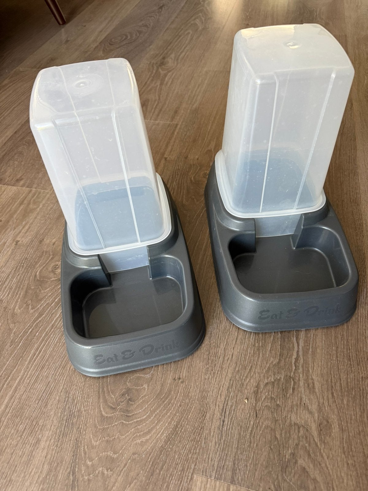 Twee drinkbakken- (silo’s) voor katten, Ophalen, Zo goed als nieuw