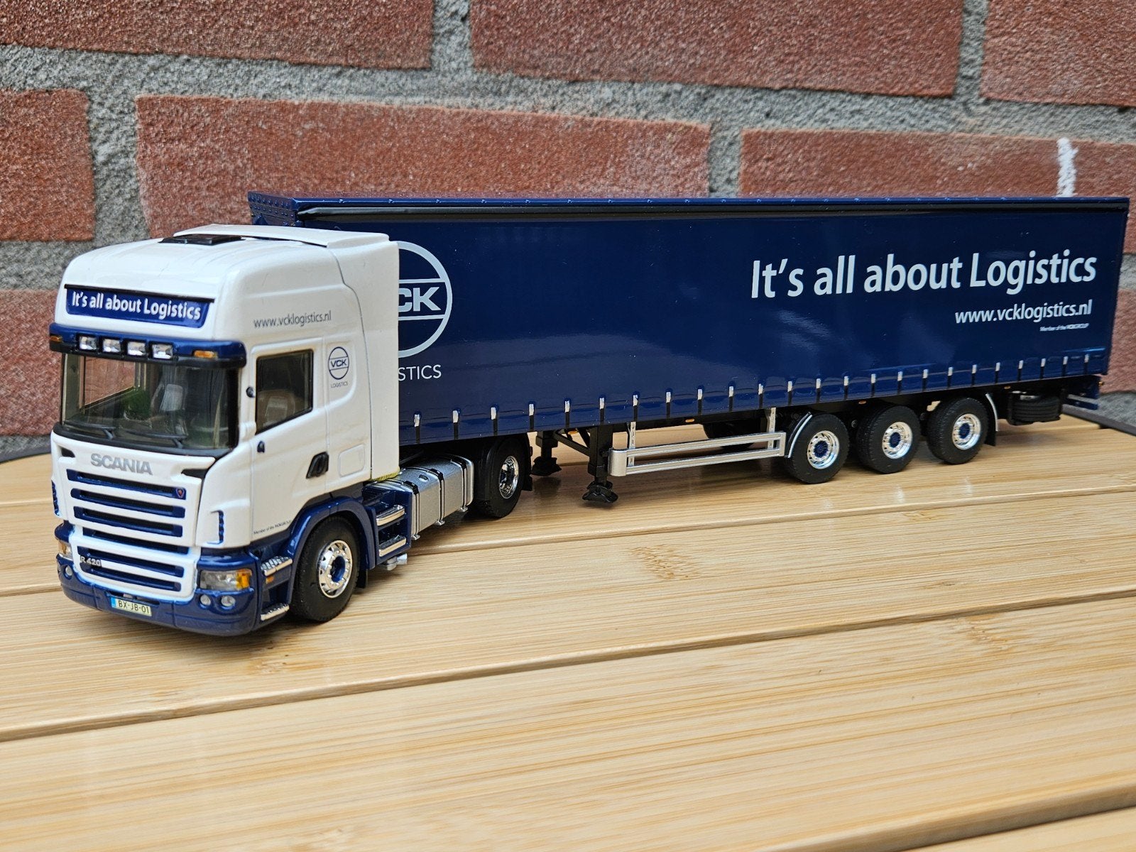 WSI Scania R420 VCK Logistics zeiloplegger 1:50, Ophalen of Verzenden, Zo goed als nieuw, Bus of Vrachtwagen, Wsi
