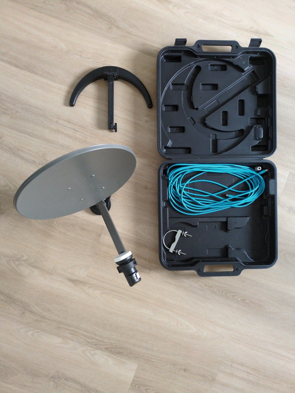 Satellietschotel met standaards, kabel en koffer, Ophalen of Verzenden, Overige merken
