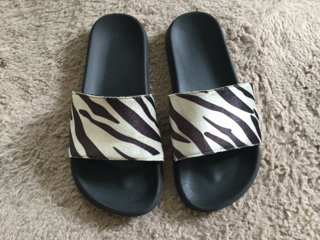 Dames slippers/ badslippers zebra  maat 38, Slippers, Zwart, Ophalen of Verzenden, Gedragen