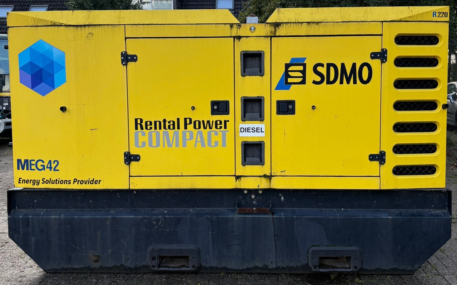 Sdmo R220 Generator John Deere stage 3a, Ophalen, 12 Bis Rue de la Villeneuve 29200 Brest Frankrijk, Gebruikt, Sdmo@sdmo.com