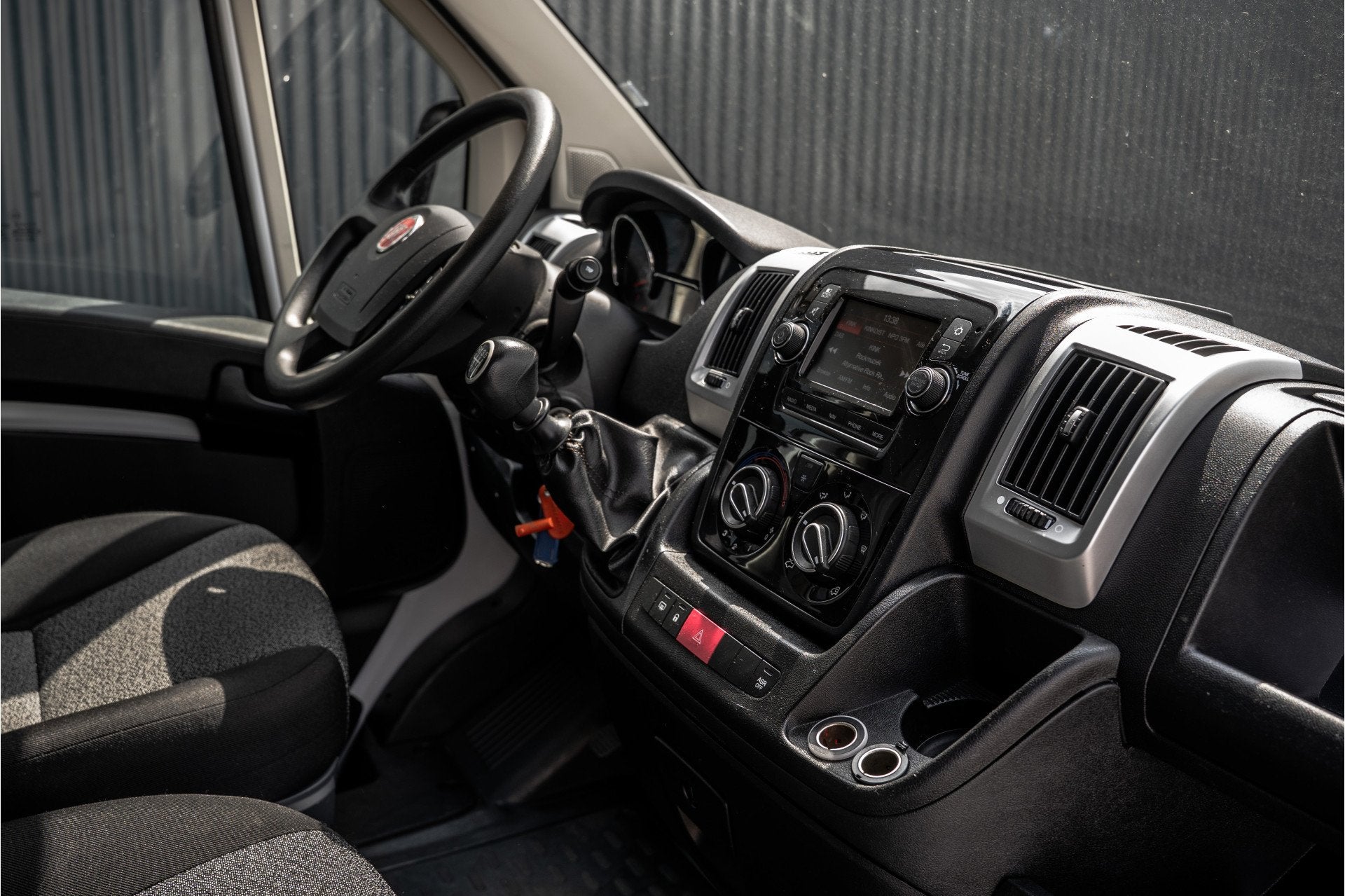 Fiat Ducato 2,3 140PK | Bakwagen met laadklep | 3-Zits | LED, Auto's, Stof, Gebruikt, 2565 kg, Wit