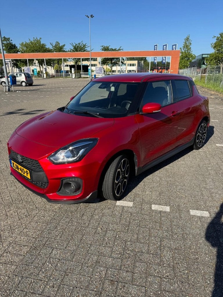 Suzuki Swift 1.4 Boosterjet 129pk Smart Hybrid 2021 Rood, Auto's, Suzuki, Voorwielaandrijving, Stof, 4 cilinders, 129 pk