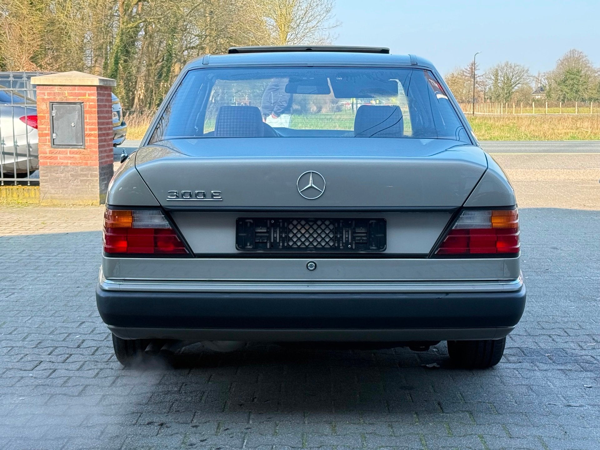 Mercedes-Benz 200-500 (W124) 300 E SCHUIFDAK/DOCUMENTATIE AA, Auto's, Automaat, Achterwielaandrijving, Origineel Nederlands, Bedrijf