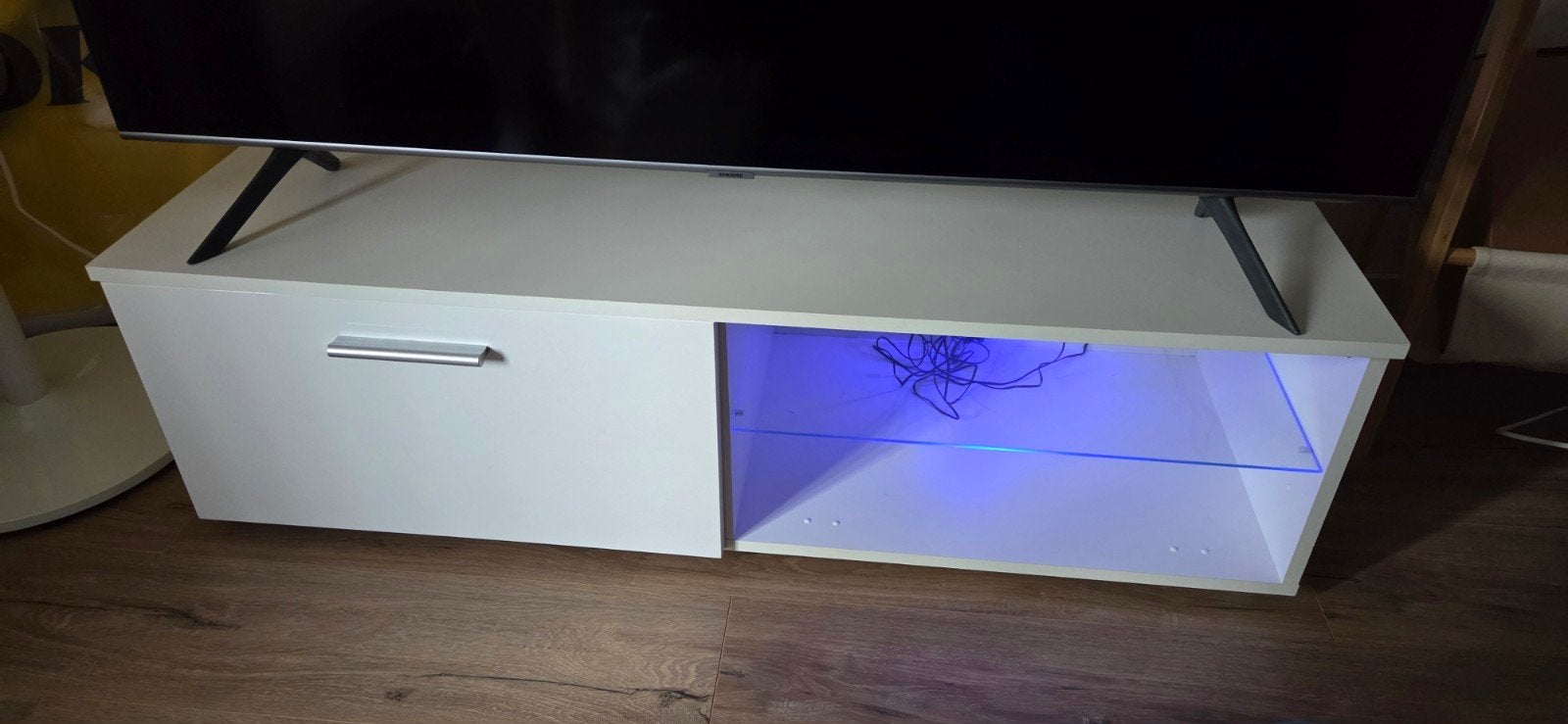 Modern wit tv-meubel met opbergruimte en LED-verlichting, Modern, Eigentijds, 100 tot 150 cm, Overige houtsoorten, Ophalen of Verzenden