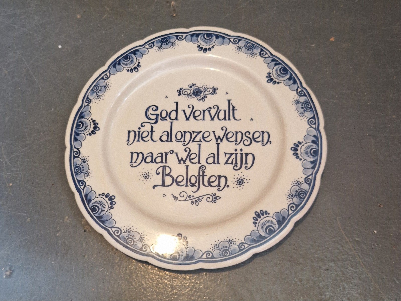 Delfts Blauw wandbord met spreuk - God vervult, Ophalen