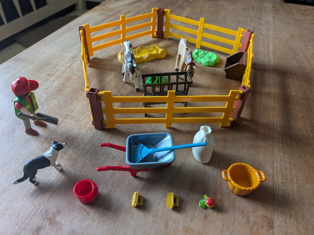 Playmobil paarden weide met verzorger en 2 paarden, Ophalen of Verzenden, Zo goed als nieuw