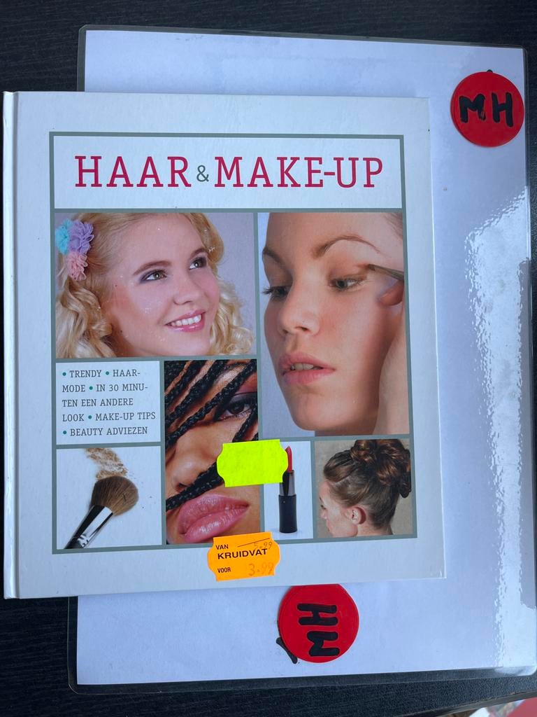 Boek: Haar & Make-up - Trendy looks en beauty adviezen, Ophalen of Verzenden, Zo goed als nieuw, Toebehoren