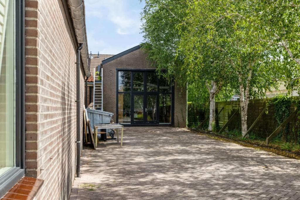1.100m² te huur; detailhandel, kantoor, bedrijf-opslagruimte, 1100 m², Huur, Bedrijfsruimte
