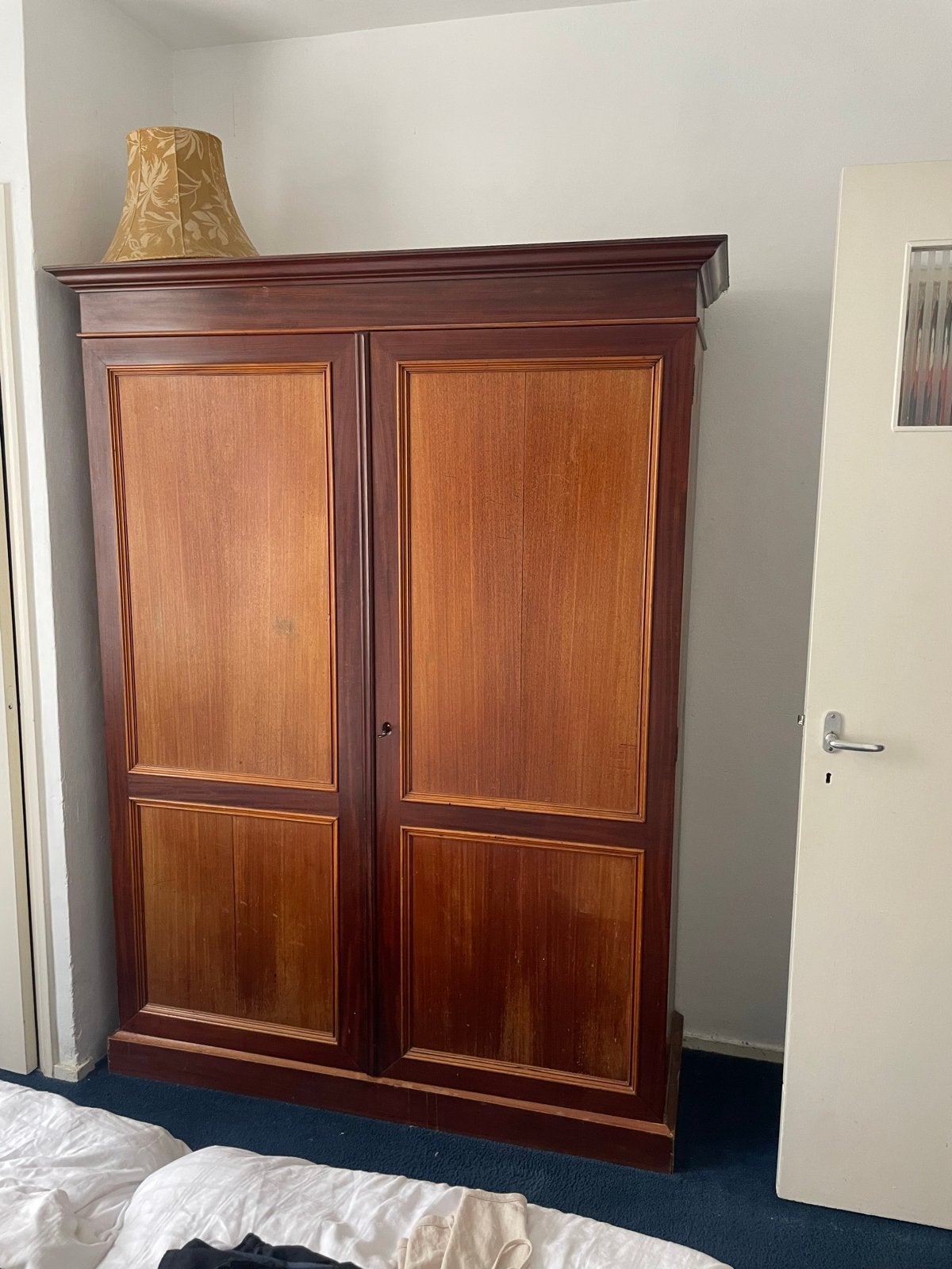 Klassieke houten kledingkast met legplanken, Ophalen