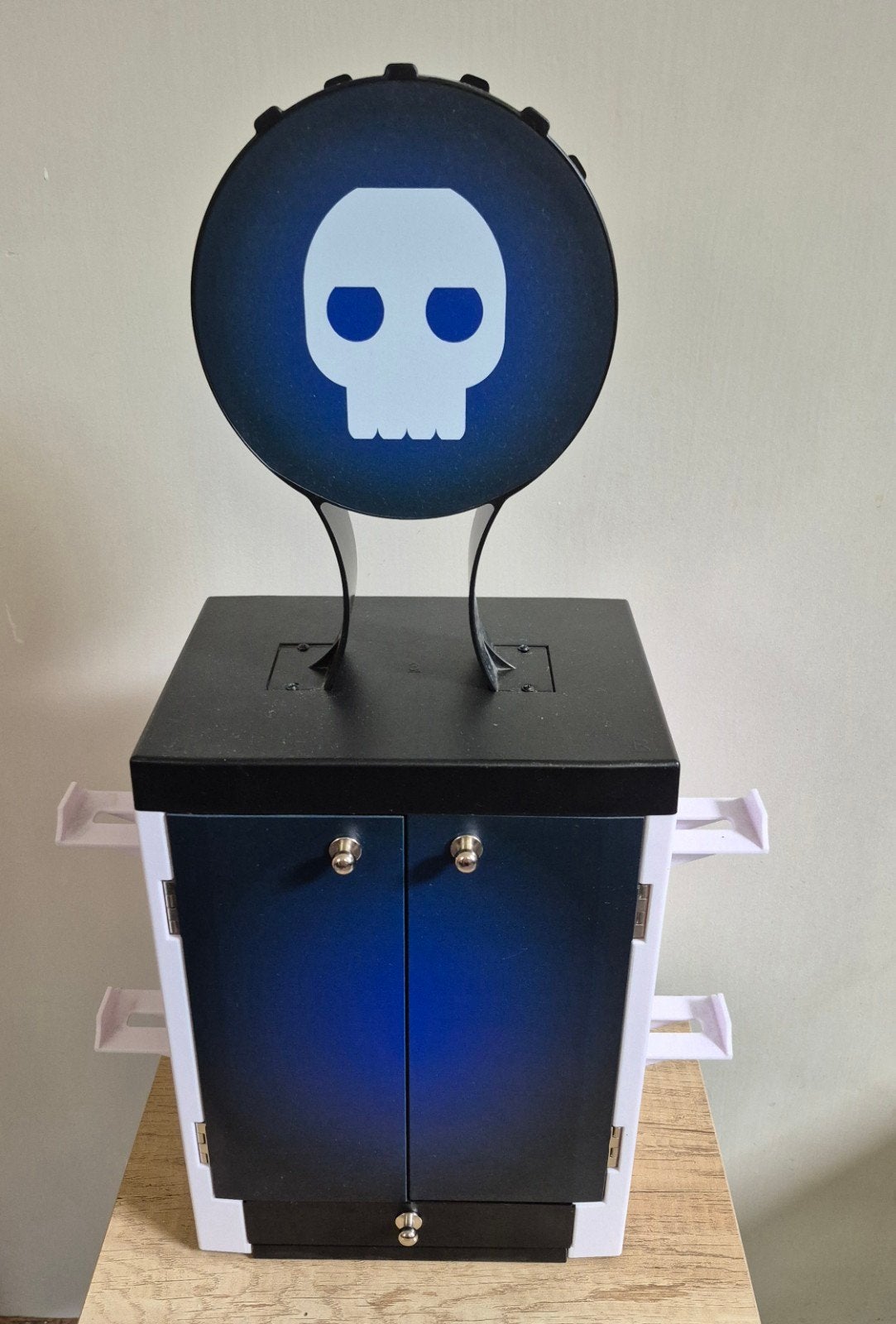 Numskull gaming locker, Houder/standaard, Zo goed als nieuw, Overige merken, PlayStation