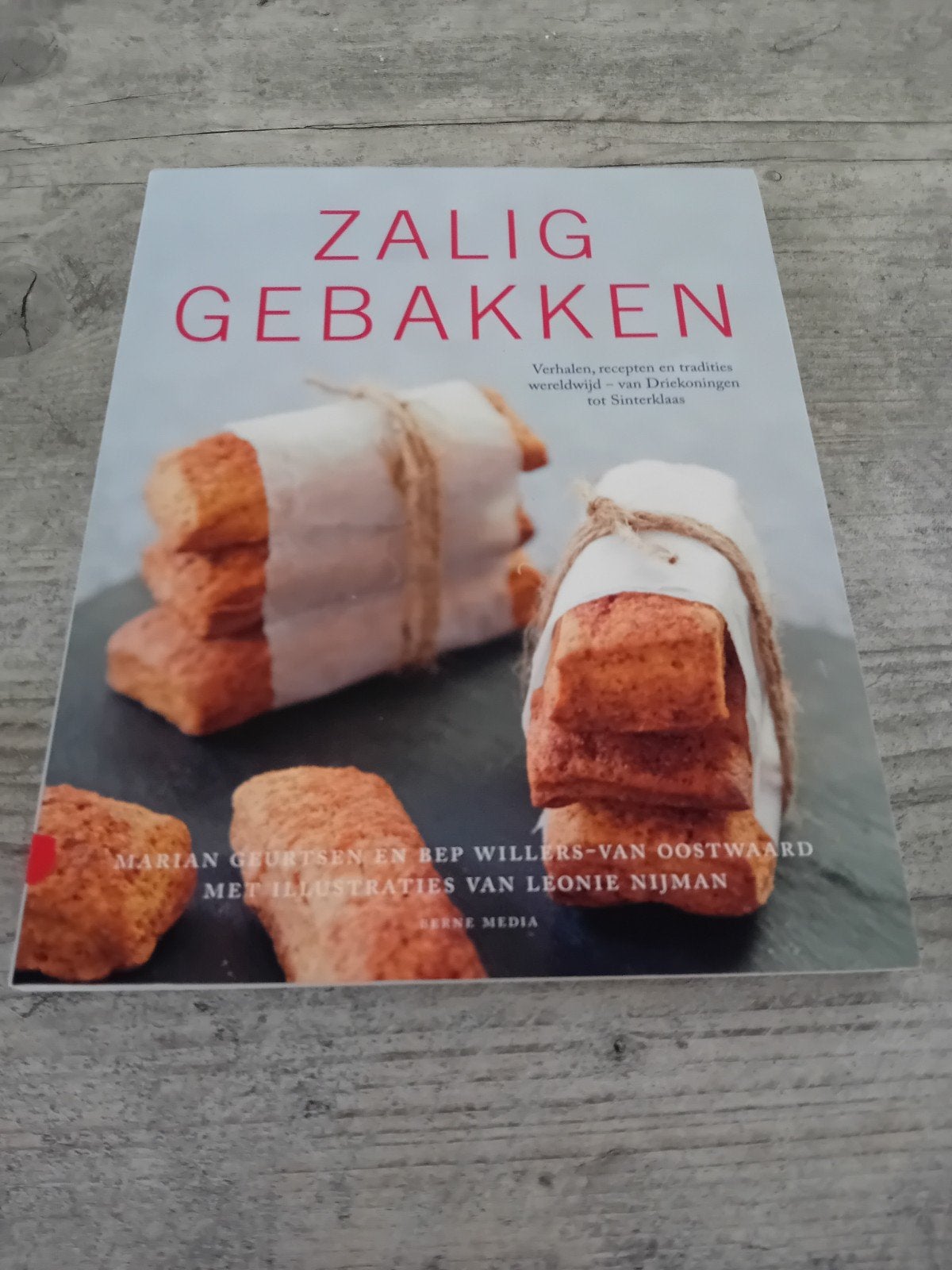 Zalig Gebakken: Verhalen, recepten en tradities, Ophalen of Verzenden, Zo goed als nieuw, Marian Geurtsen en Bep Willers-van Oostwaard