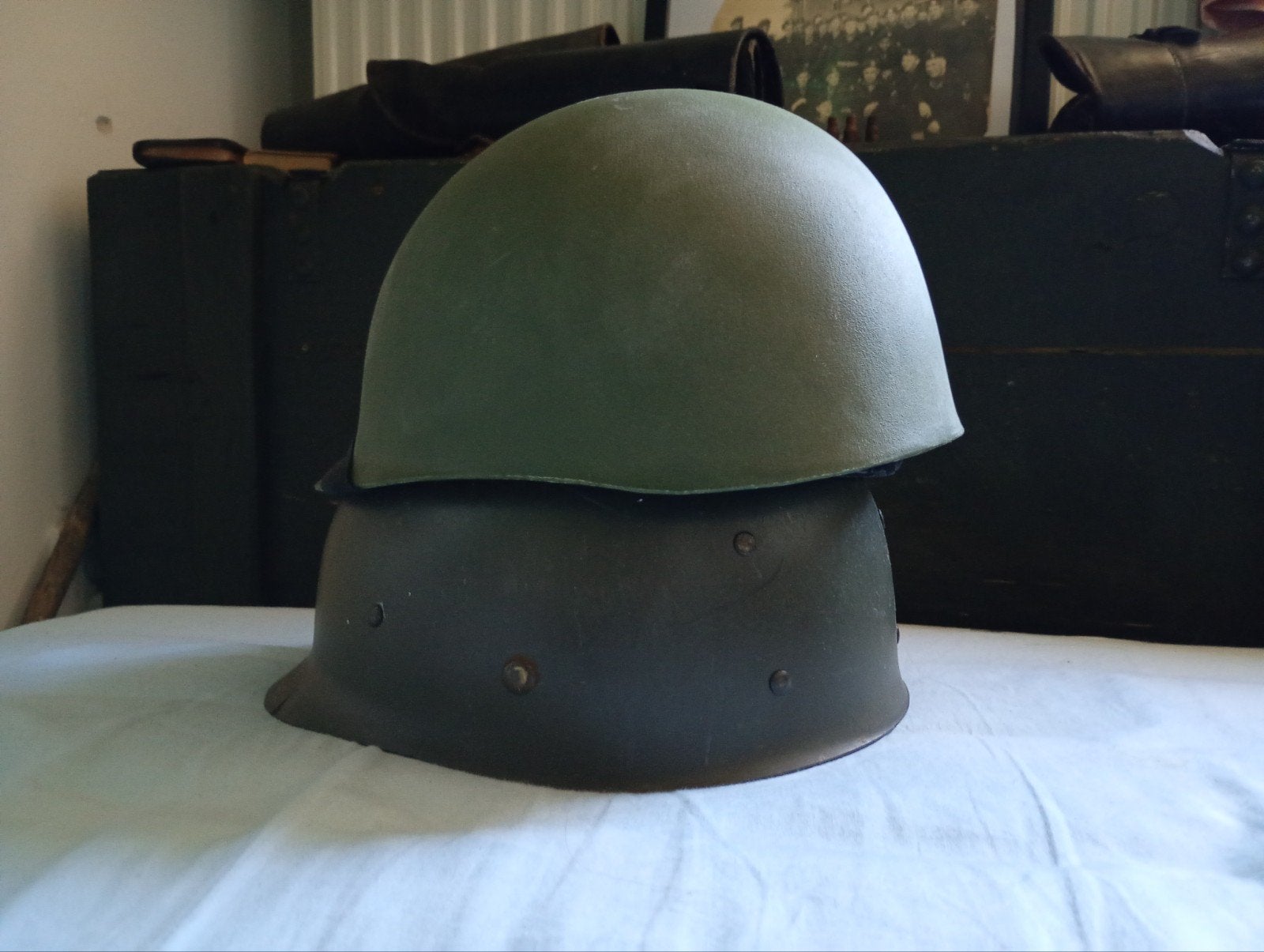 Twee militaire helmen - Landmacht, Verzamelen, Ophalen of Verzenden, Landmacht, Overige gebieden, Helm of Baret