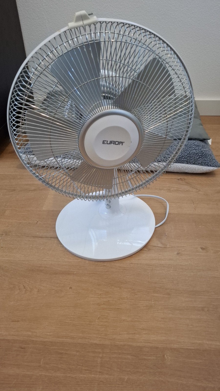 Te koop: Witte tafelventilator, zo goed als nieuw., Ophalen, Zo goed als nieuw, Tafelventilator
