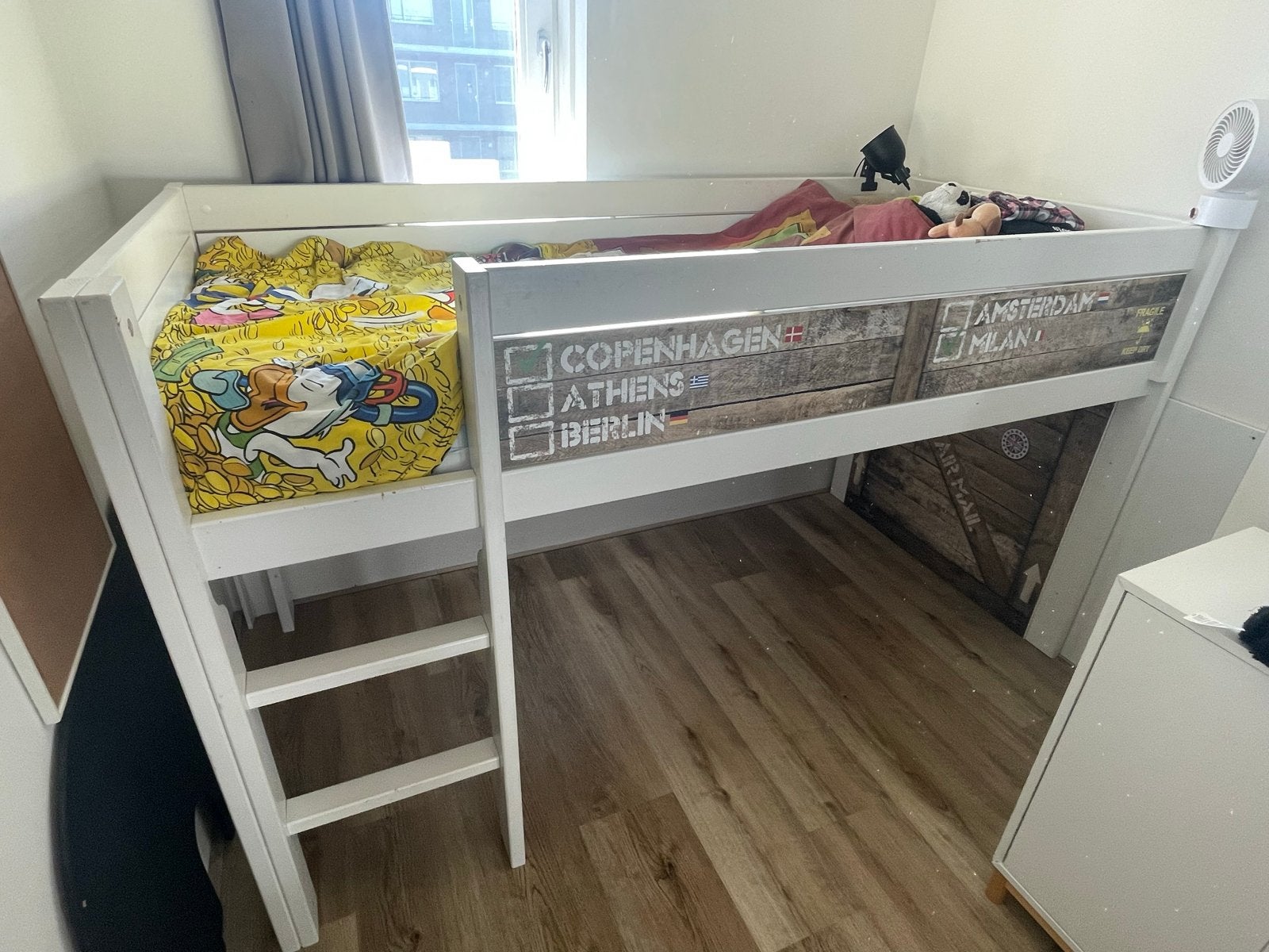 Witte halfhoogslaper met uniek kisten design, Ophalen, Gebruikt, 90 cm, Eenpersoons