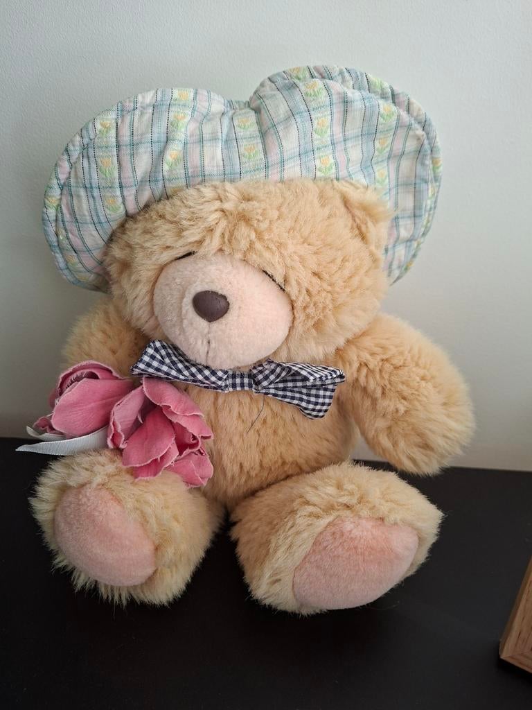 Forever Friends knuffelbeer met hoedje en bloemen, Ophalen of Verzenden, Zo goed als nieuw, Beeldje, Forever Friends