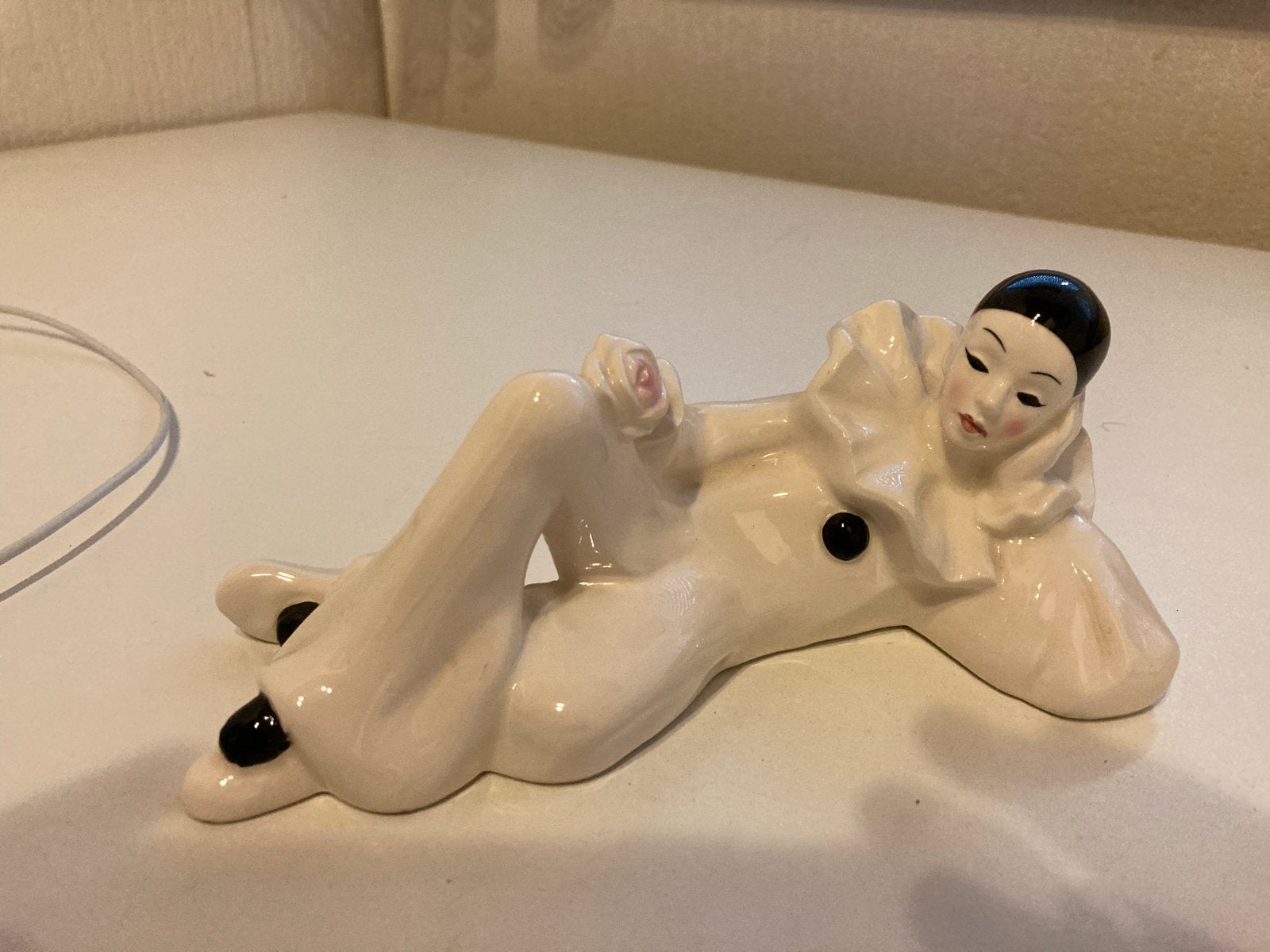 Liggend Pierrot beeldje van porselein - 20 cm, Antiek en Kunst, Ophalen of Verzenden