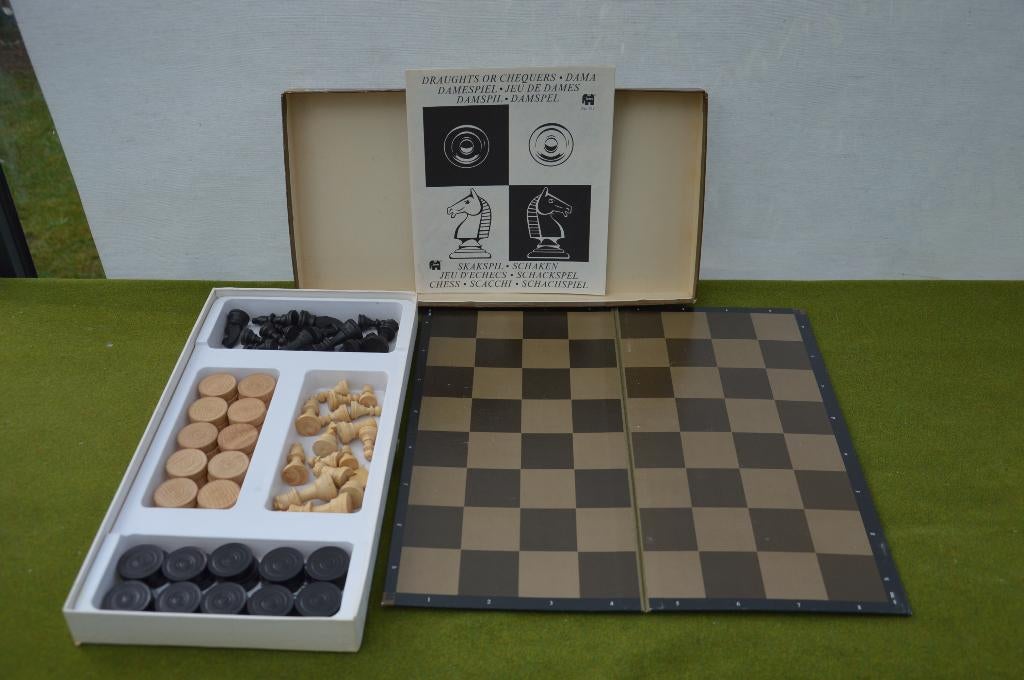 Vintage schaakbord met schaakstukken en damschijven Jumbo, Hobby en Vrije tijd, Gezelschapsspellen | Bordspellen, Een of twee spelers