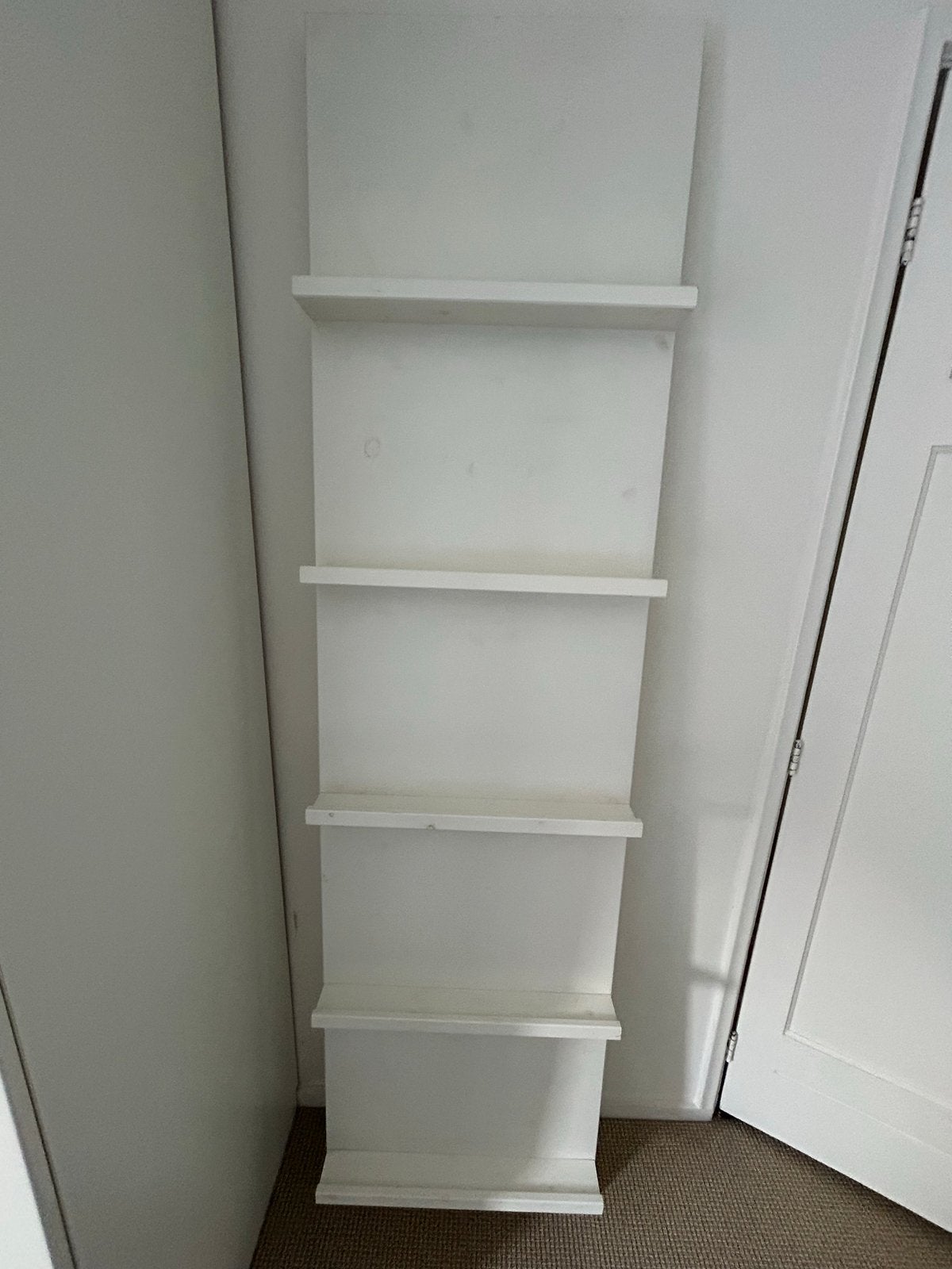 Witte smalle wandplank met 5 planken, Huis en Inrichting, Ophalen, Met plank(en), Minder dan 50 cm, Gebruikt