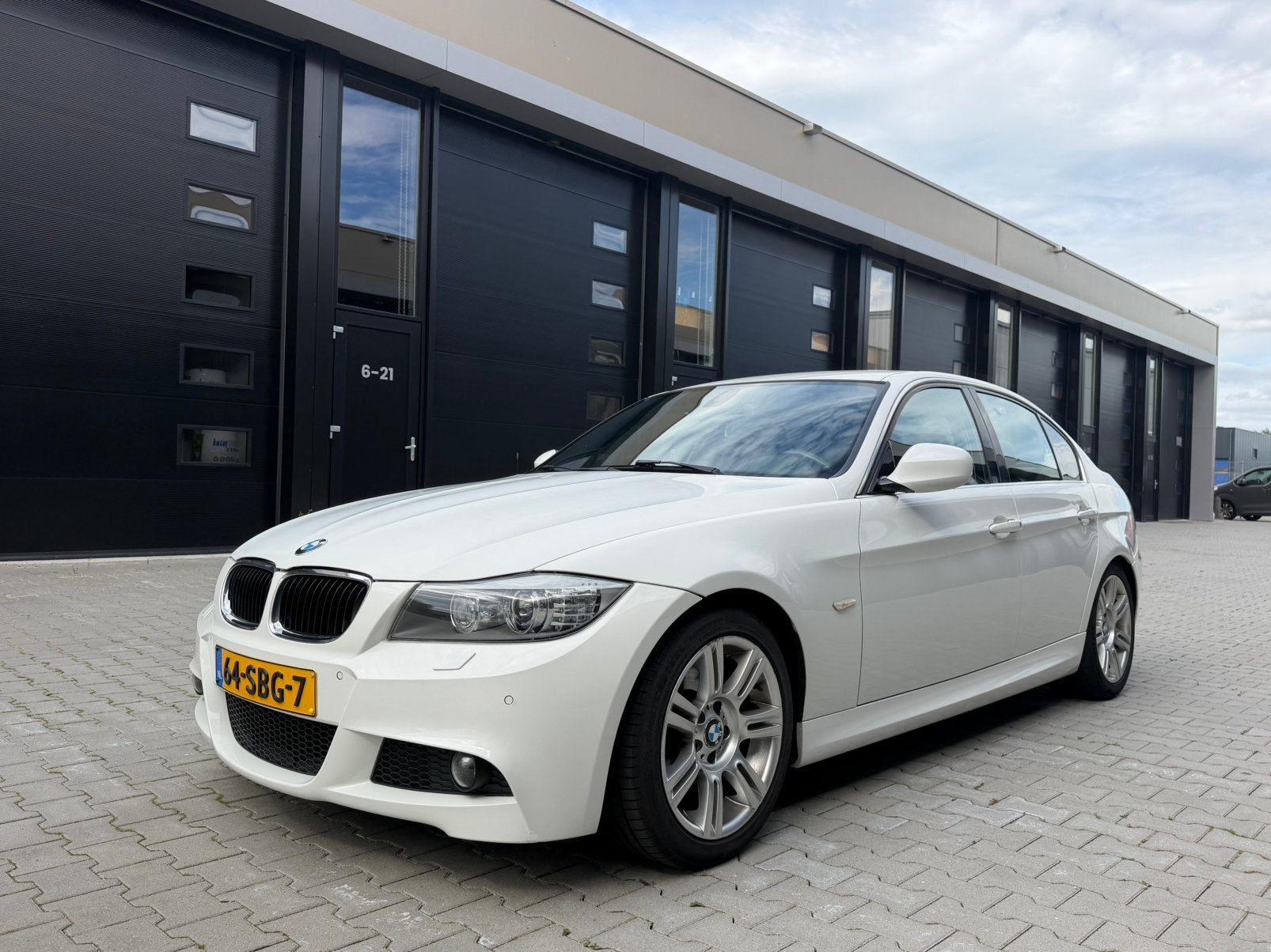 BMW 3-Serie 2.0 I 318 AUT 2011 Wit, Automaat, 1995 cc, Wit, 75 €/maand