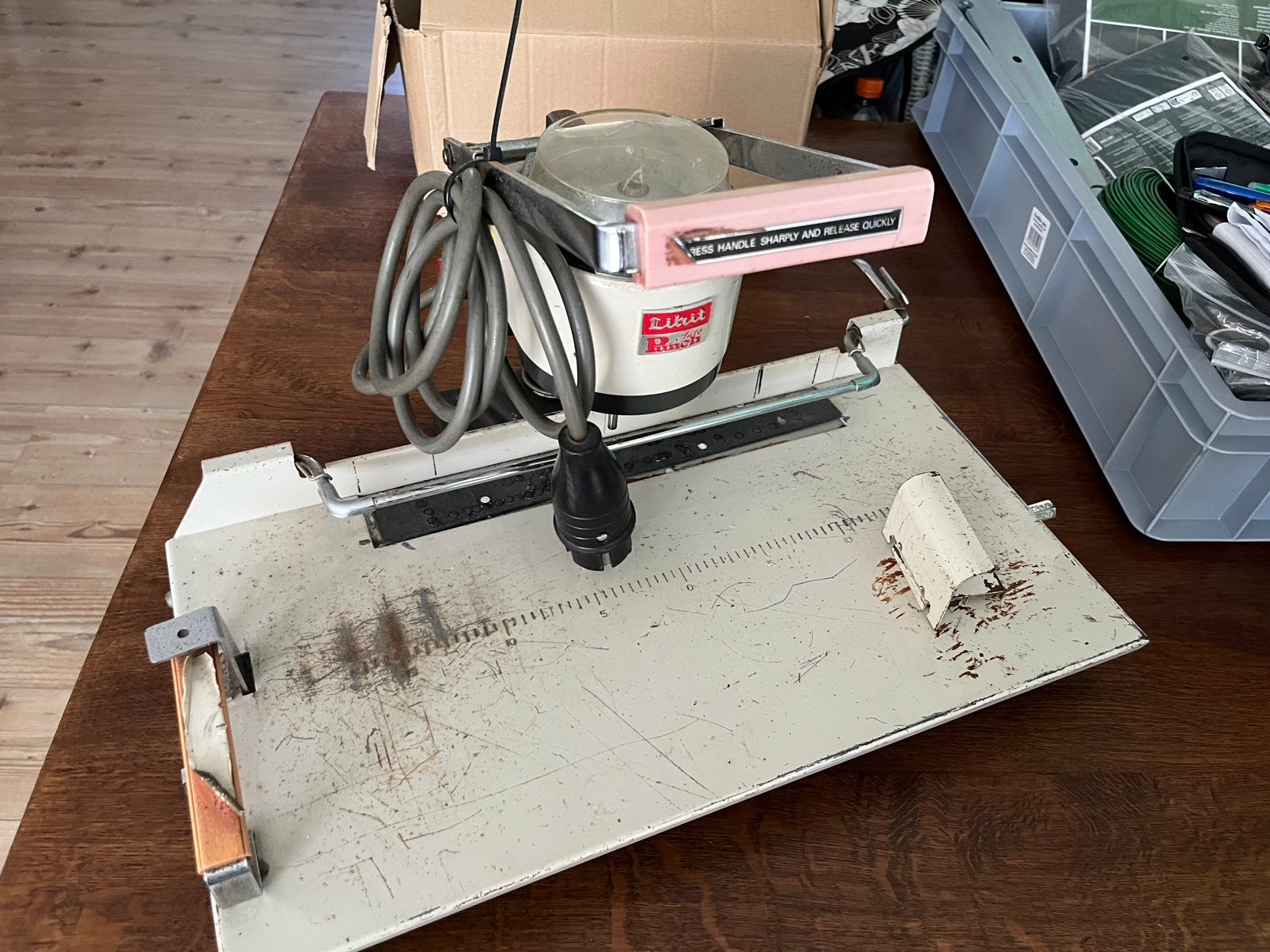 Lihit Autopunch elektrische papierboor, Ophalen
