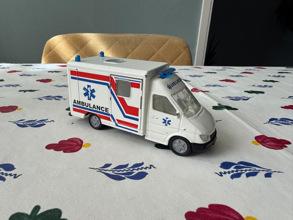Siku Mercedes Benz Sprinter  - 1536 - Ambulance - gebruikt, Ophalen of Verzenden, Zo goed als nieuw, Bus of Vrachtwagen