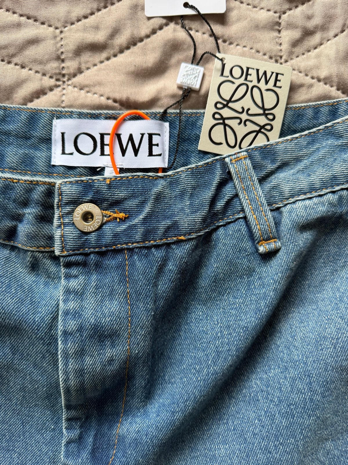Nieuwe Loewe korte spijkerbroek - Maat XL/L, Kleding | Dames, Spijkerbroeken en Jeans, Ophalen of Verzenden, Nieuw, Blauw, Overige jeansmaten