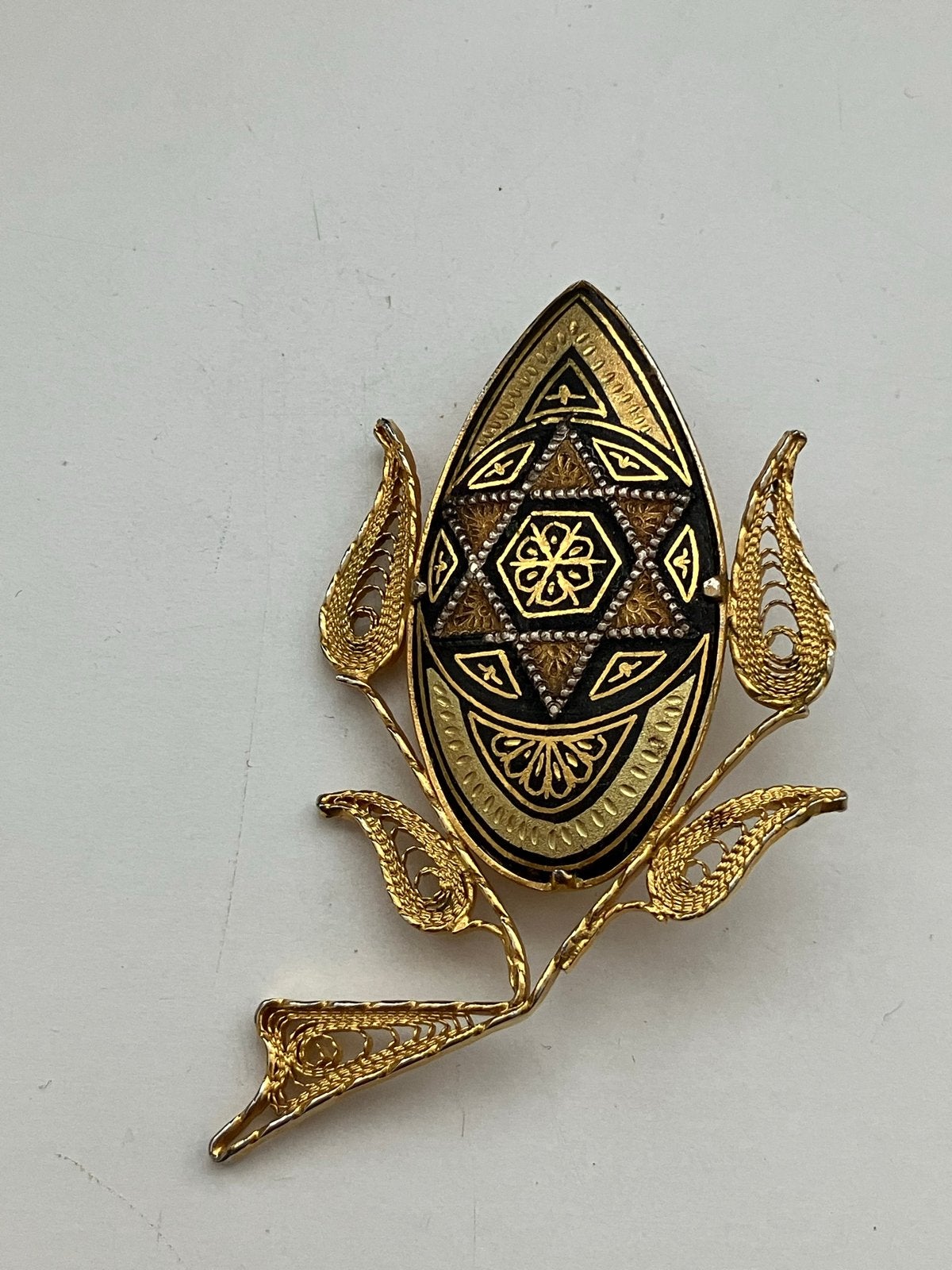 Vintage bloem broche zwart- goudkleurig filigrein damascene, Overige materialen, 4 tot 7 cm, Gebruikt, Zwart