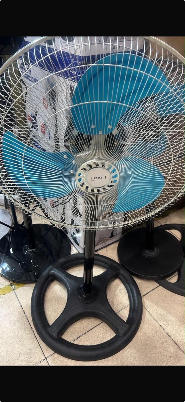 Foto 2 van Nieuwe krachtige ventilator 100W met stabiele voet