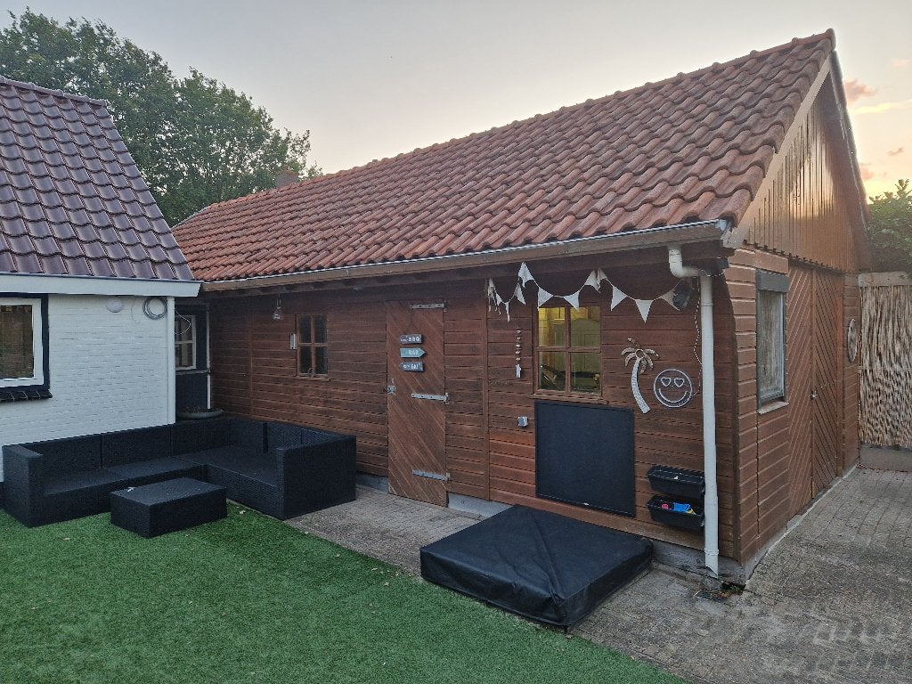 Degelijk gebouwde schuur met elektrische kanteldeur, Ophalen, Gebruikt, 3 ramen of meer, Schuur