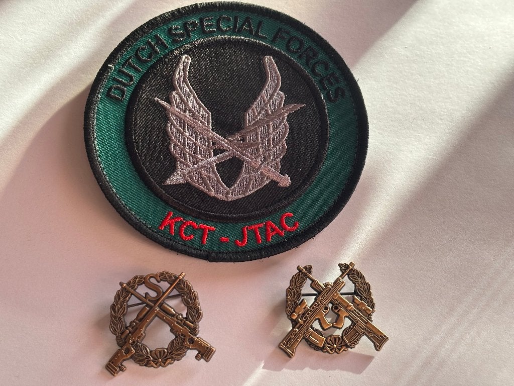 KCT JTAC Patch met sniper & scherpschutter speld, Verzamelen, Verzenden, Luchtmacht, Nederland, Kleding of Schoenen