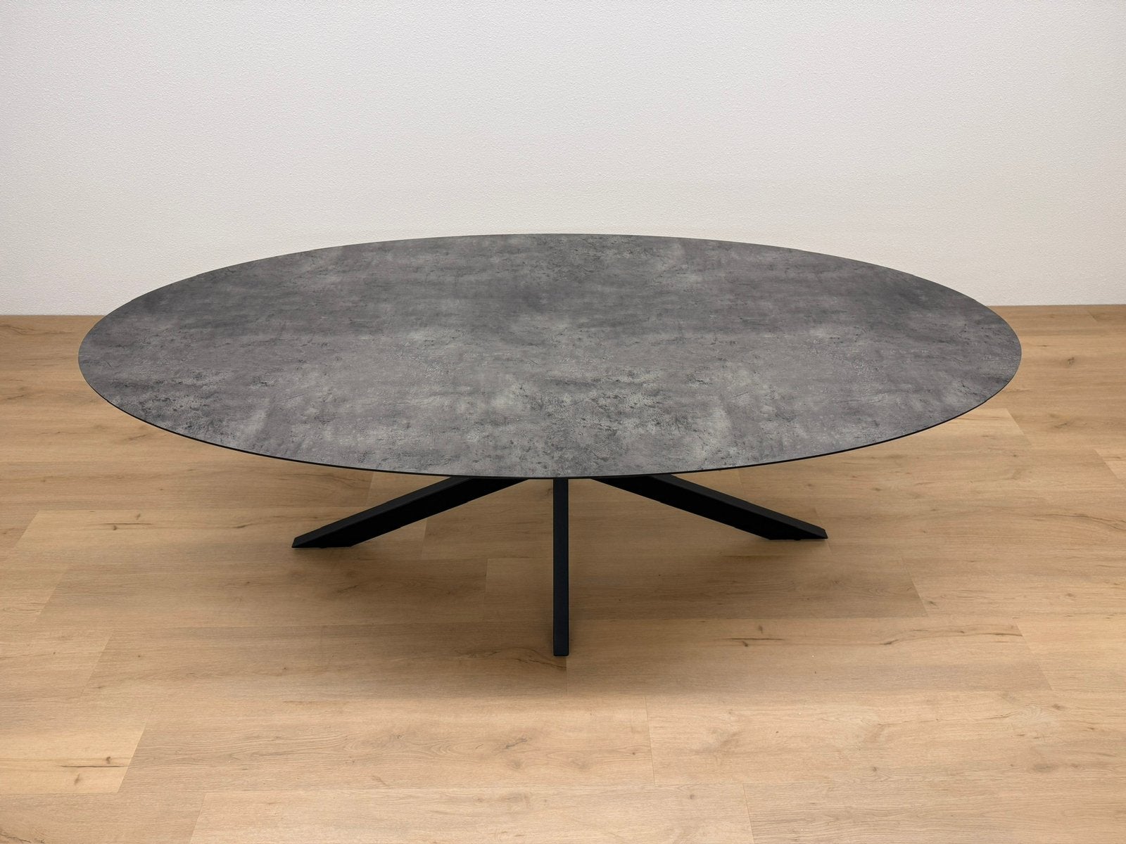 Ovale eettafel 220x105 - Betonlook HPL - Direct Leverbaar