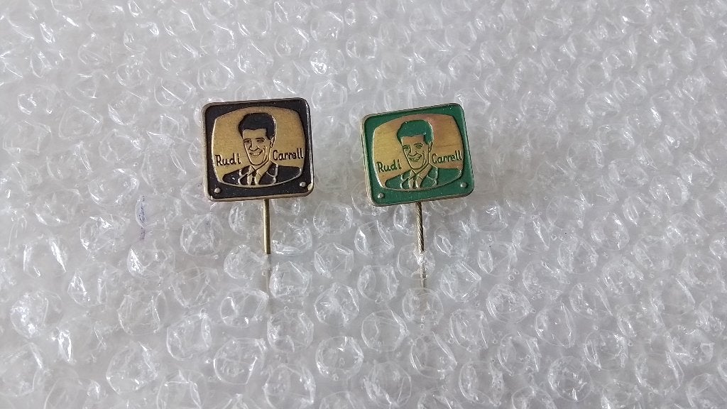 2 verschillende kleuren speldjes rudi Carrell, Ophalen of Verzenden, Zo goed als nieuw, Overige onderwerpen