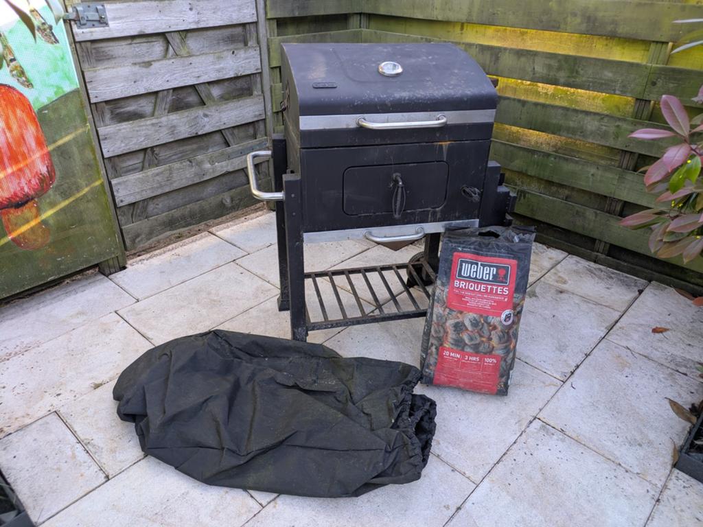 Gebruikte BBQ met beschermhoes en nieuw 8 kilo briketten, Tuin en Terras, Barbecue-accessoires, Ophalen, Gebruikt, Weber