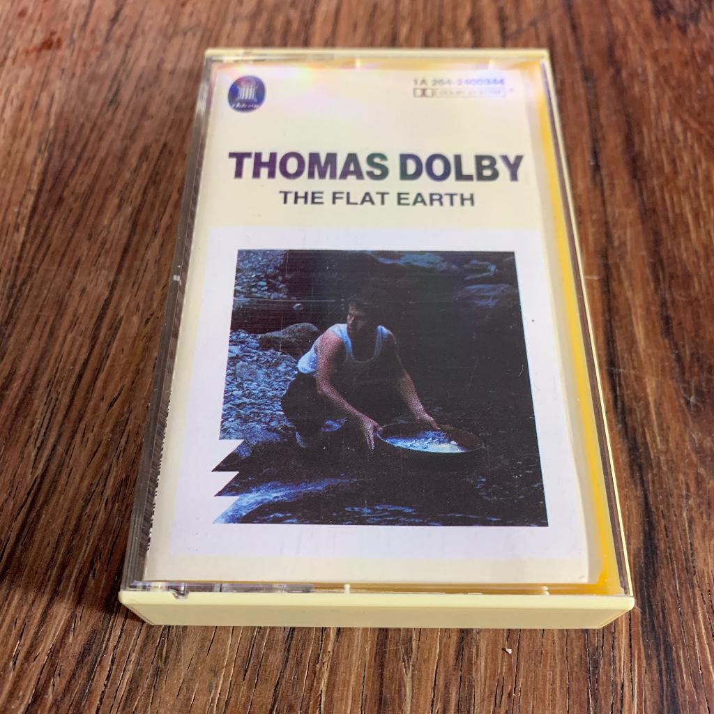 Thomas Dolby – The Flat Earth CASSETTE synth-pop 1984 80's, 1 bandje, Ophalen of Verzenden, Zo goed als nieuw, Origineel